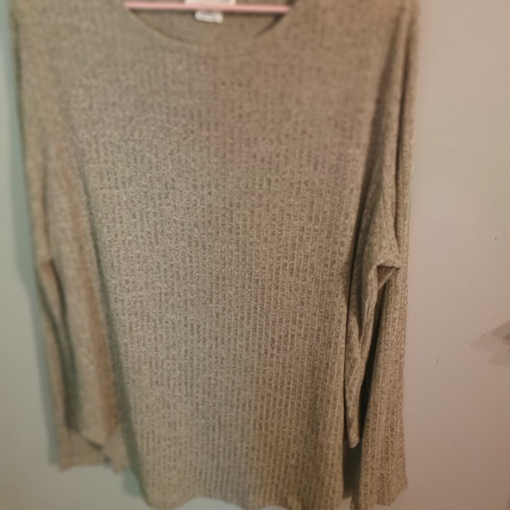 Greyish/beige textured top Chic Soul Boutique size 2x